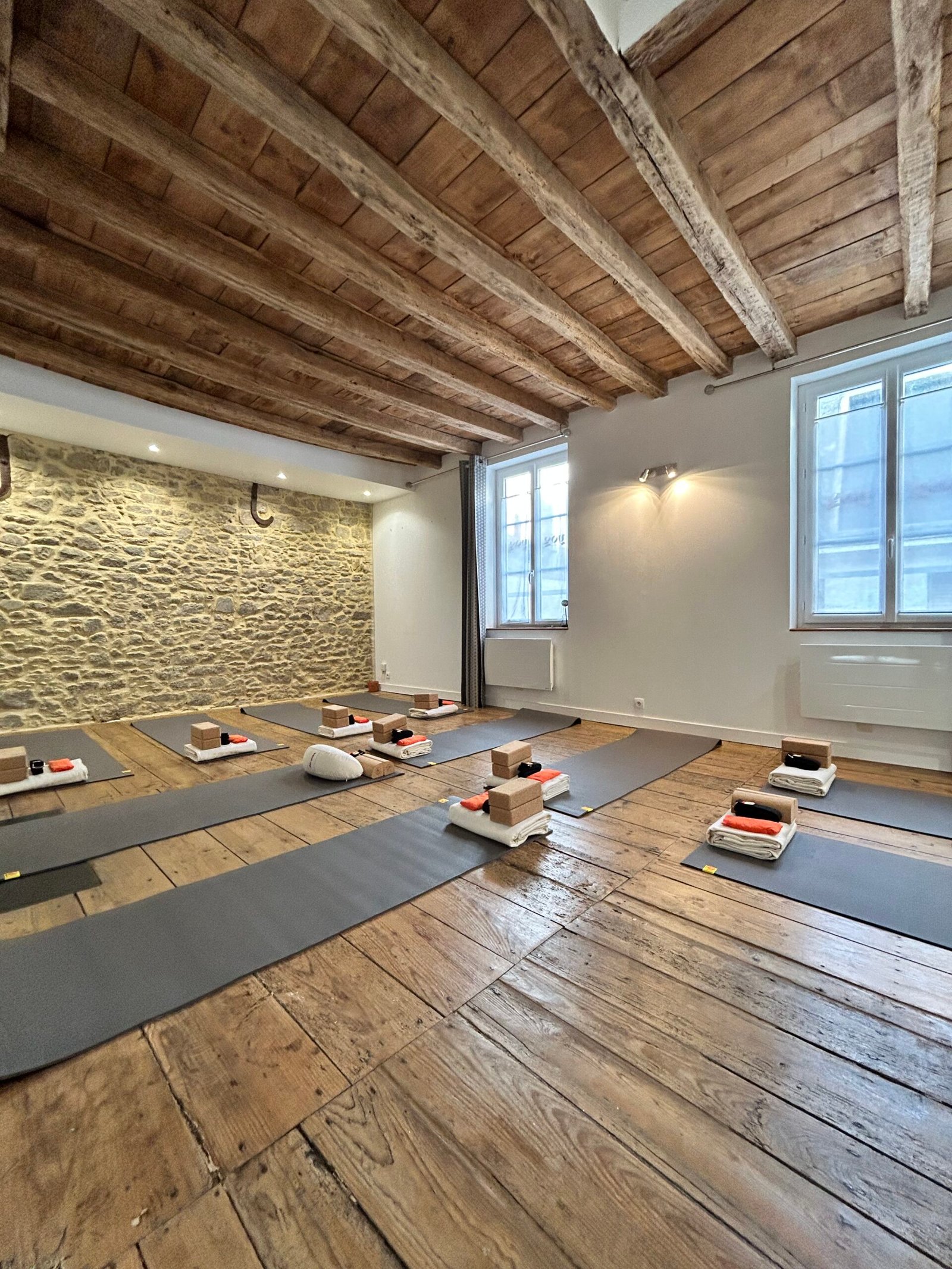 Cours Centre de yoga Vannes hypercentre cours de yoga débutant studio yoga vannes vinyasa hatha yog house – Location bureau Vannes massage bien-être soins spa location bureau cabinet vannes coworking