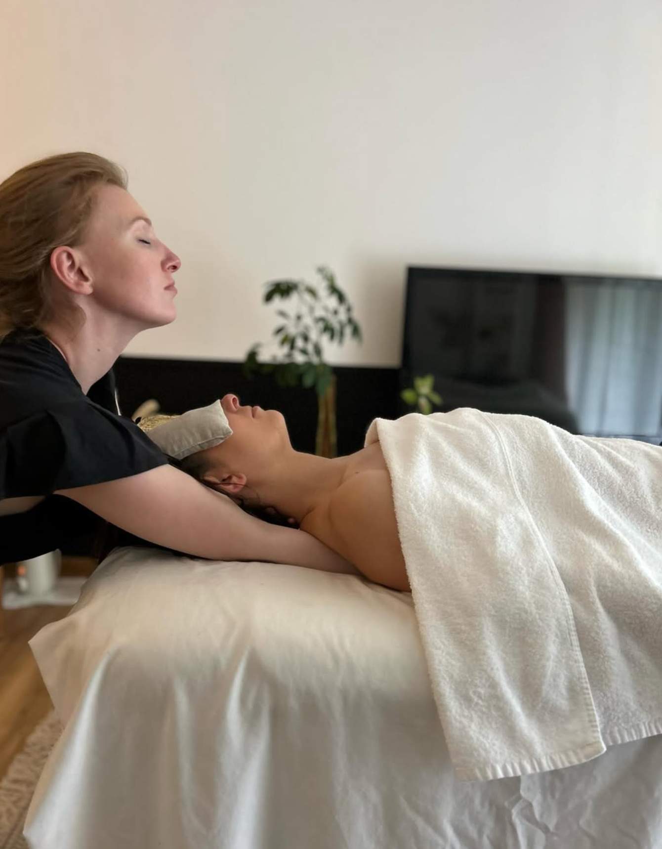 Cours Centre de yoga Vannes hypercentre cours de yoga débutant studio yoga vannes vinyasa hatha yog house – Location bureau Vannes massage bien-être soins spa balinais kobido location bureau cabinet vannes coworking