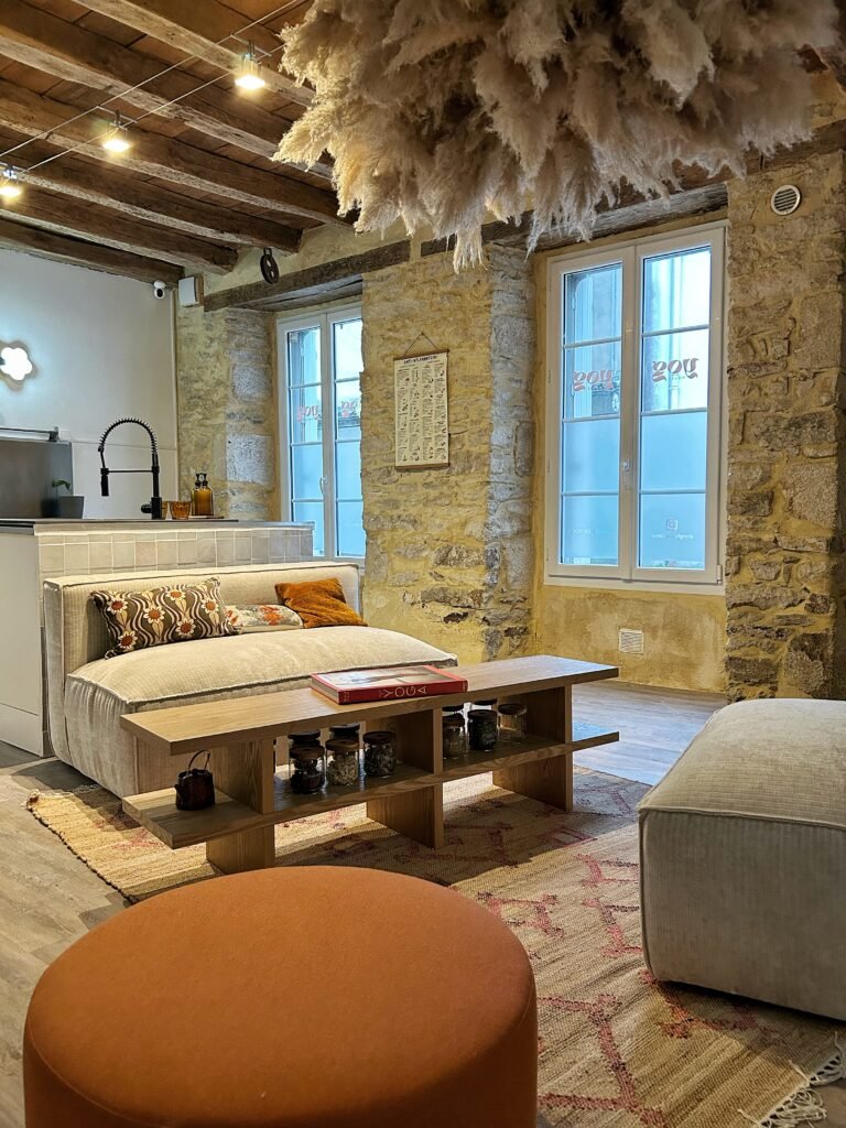 Cours Centre de yoga Vannes hypercentre cours de yoga débutant studio yoga vannes vinyasa hatha yog house – Location bureau Vannes massage bien-être soins spa location bureau cabinet vannes coworking