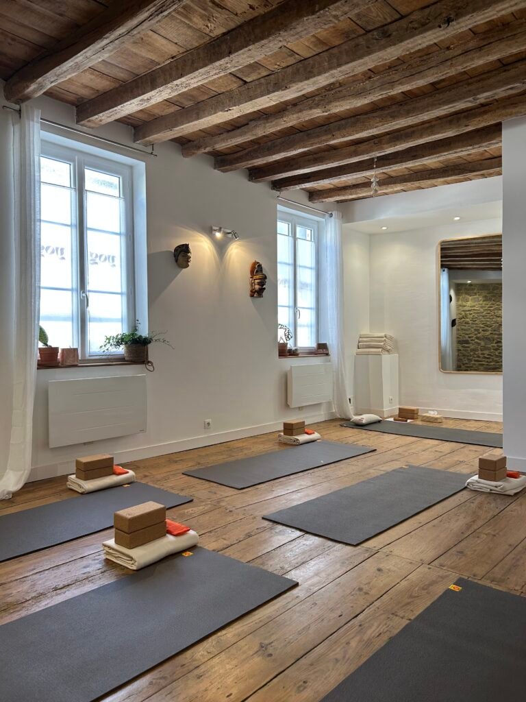 Cours Centre de yoga Vannes hypercentre cours de yoga débutant studio yoga vannes vinyasa hatha yog house – Location bureau Vannes massage bien-être soins spa location bureau cabinet vannes coworking neuroatypie tdah hpi