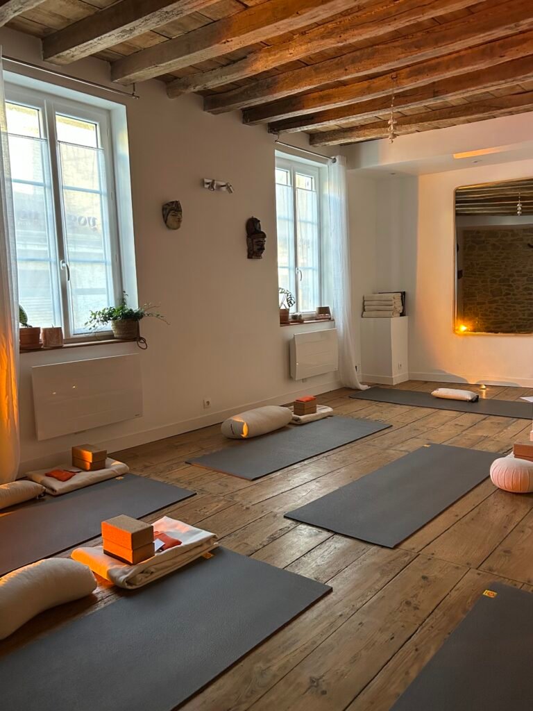 Cours Centre de yoga Vannes hypercentre cours de yoga débutant studio yoga vannes vinyasa hatha yog house – Location bureau Vannes massage bien-être soins spa location bureau cabinet vannes coworking