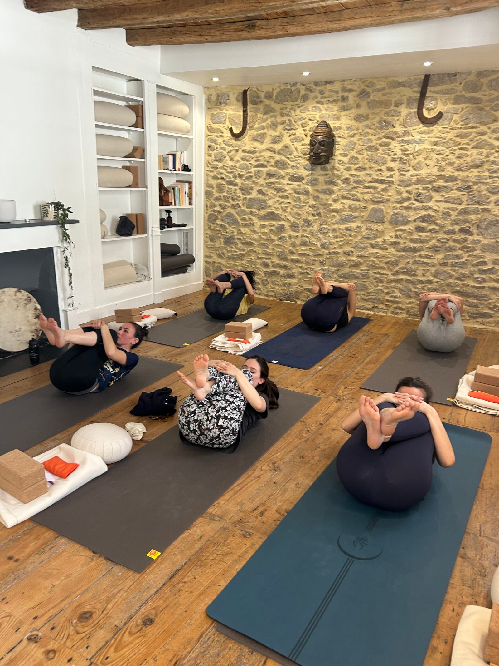 Cours Centre de yoga Vannes hypercentre cours de yoga débutant studio yoga vannes vinyasa hatha yog house – Location bureau Vannes massage bien-être soins spa location bureau cabinet vannes coworking