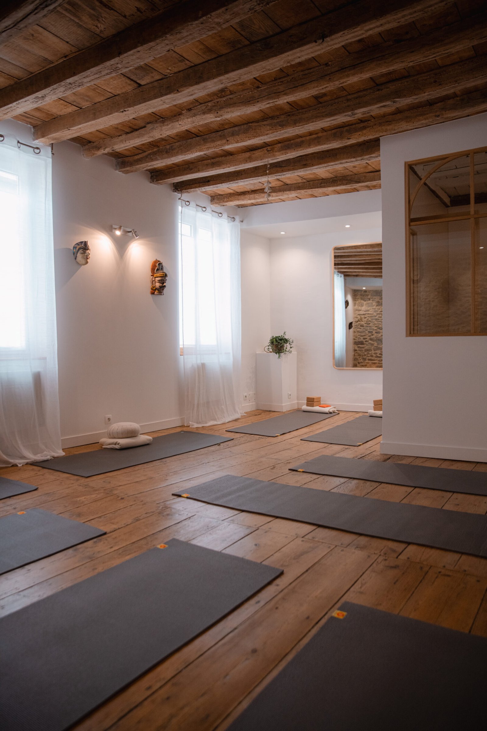 Cours Centre de yoga Vannes hypercentre cours de yoga débutant studio yoga vannes vinyasa hatha yog house – Location bureau Vannes massage bien-être soins spa location bureau cabinet vannes coworking neuroatypie tdah hpi