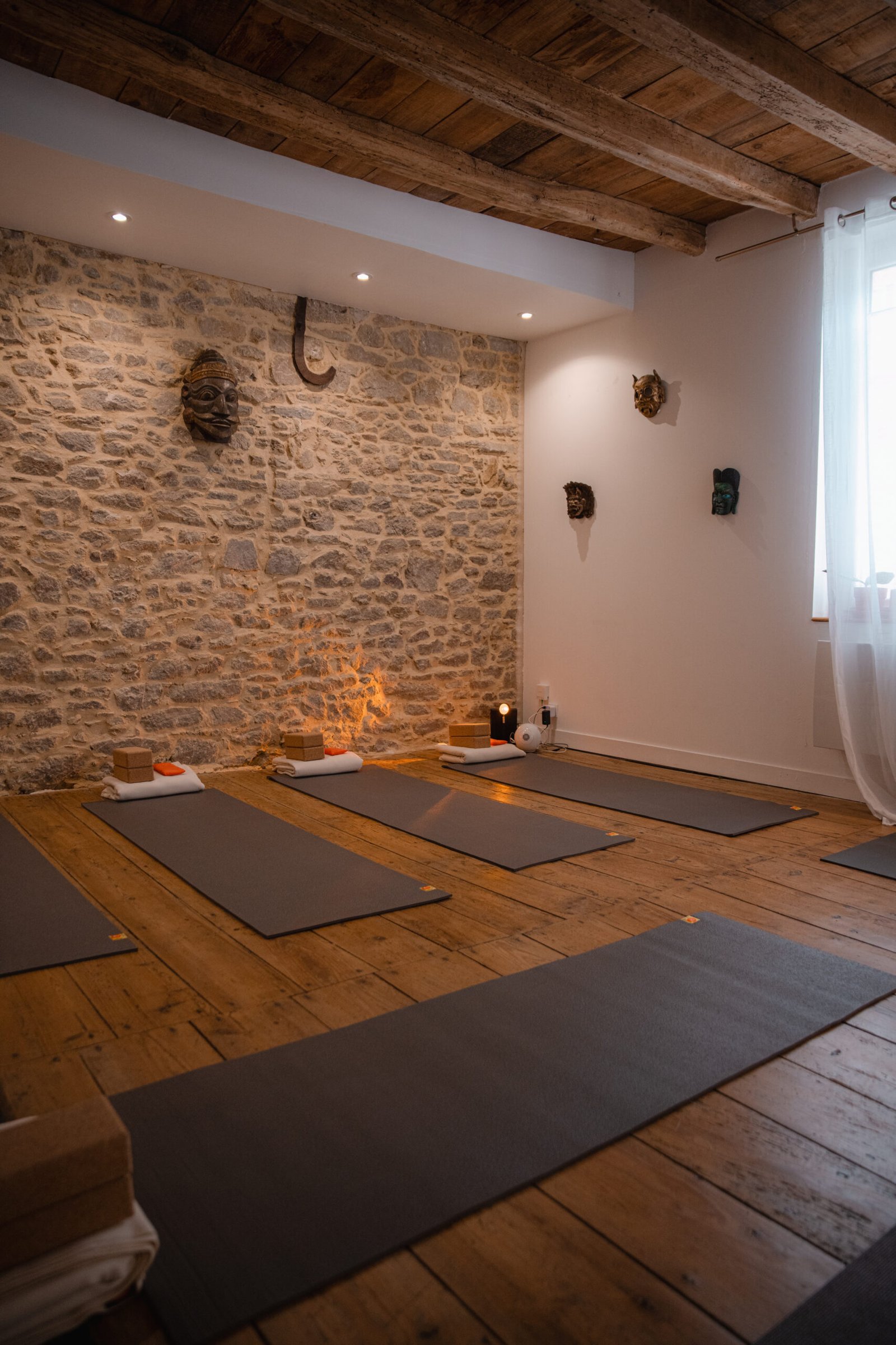 Cours Centre de yoga Vannes hypercentre cours de yoga débutant studio yoga vannes vinyasa hatha yog house – Location bureau Vannes massage bien-être soins spa location bureau cabinet vannes coworking neuroatypie tdah hpi